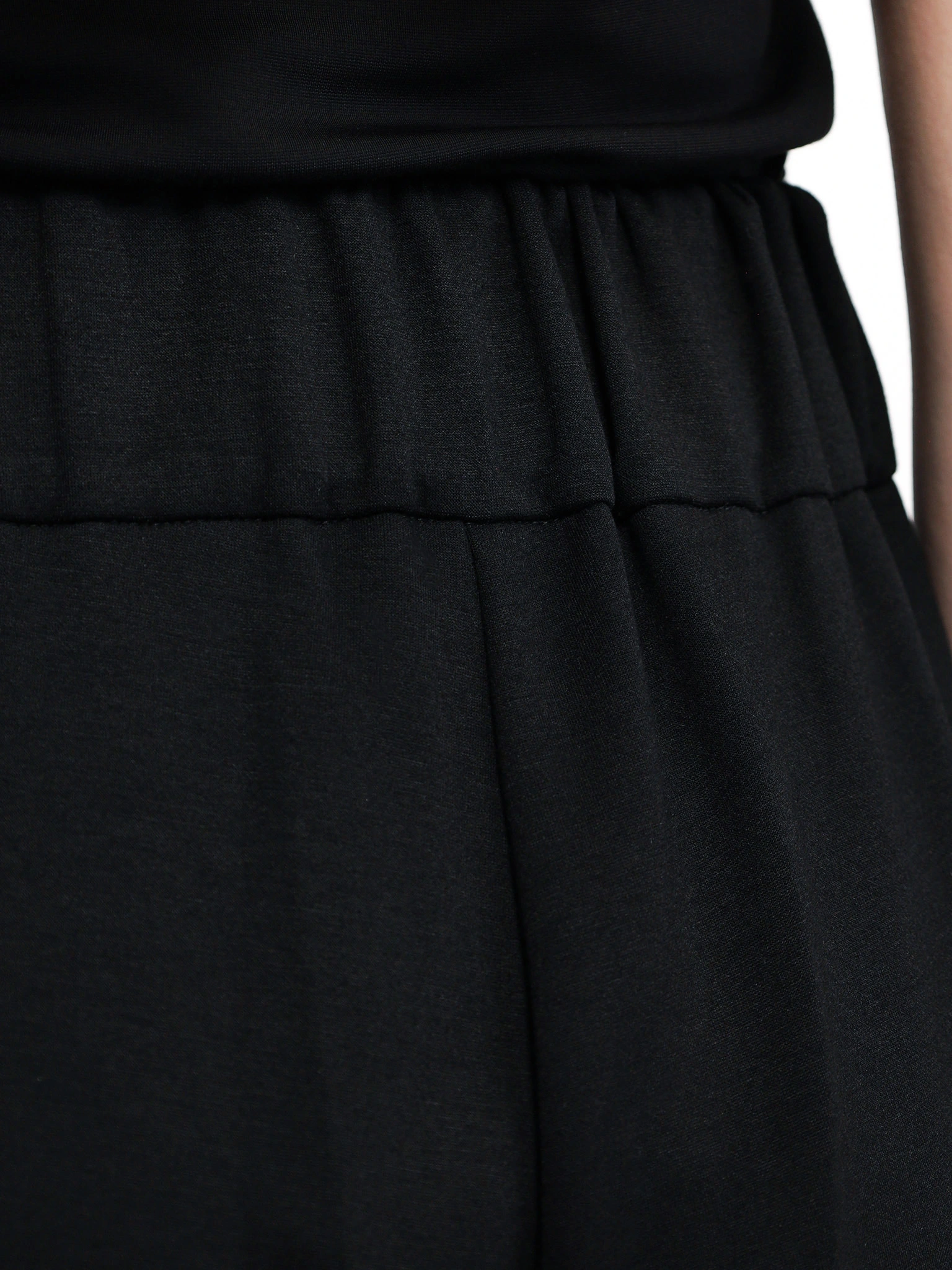 Брюки трикотажные черного цвета расклешенного кроя